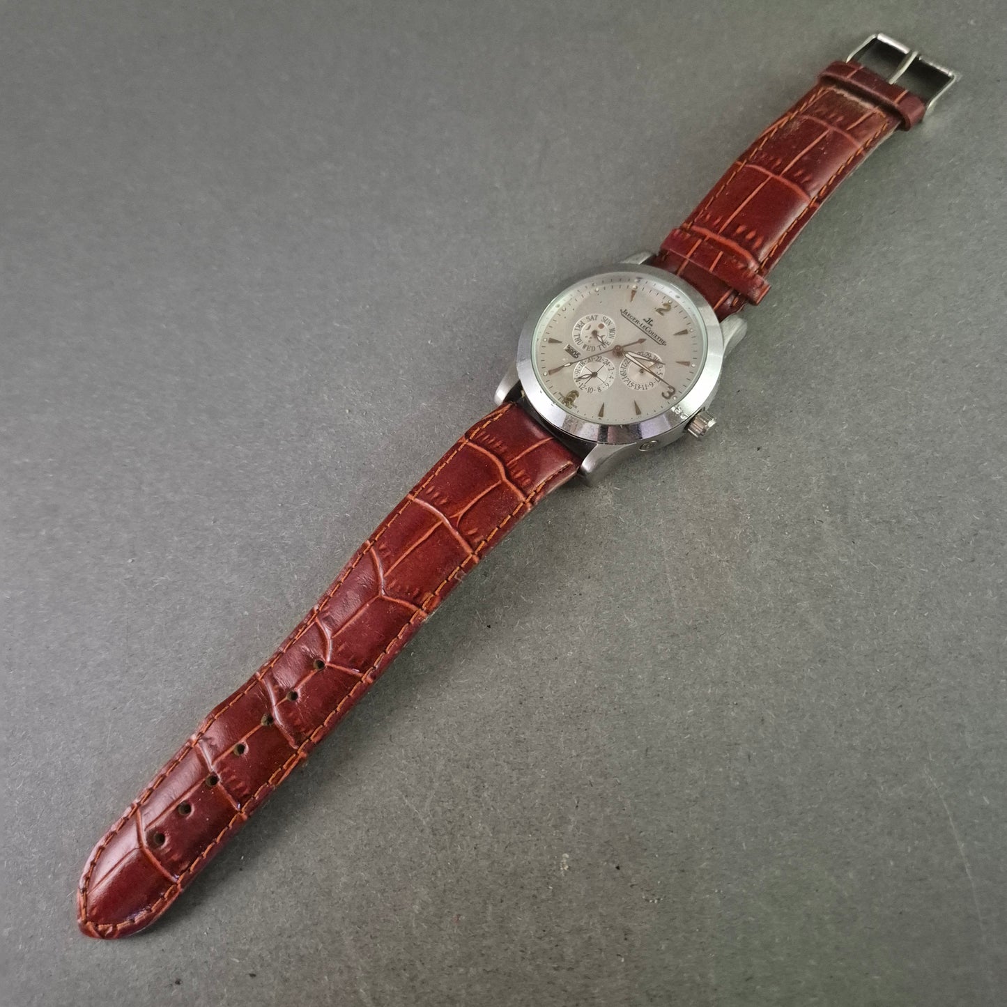 Modeuhr im Stil von Jaeger-LeCoultre – Scheinchronograph mit Lederoptik