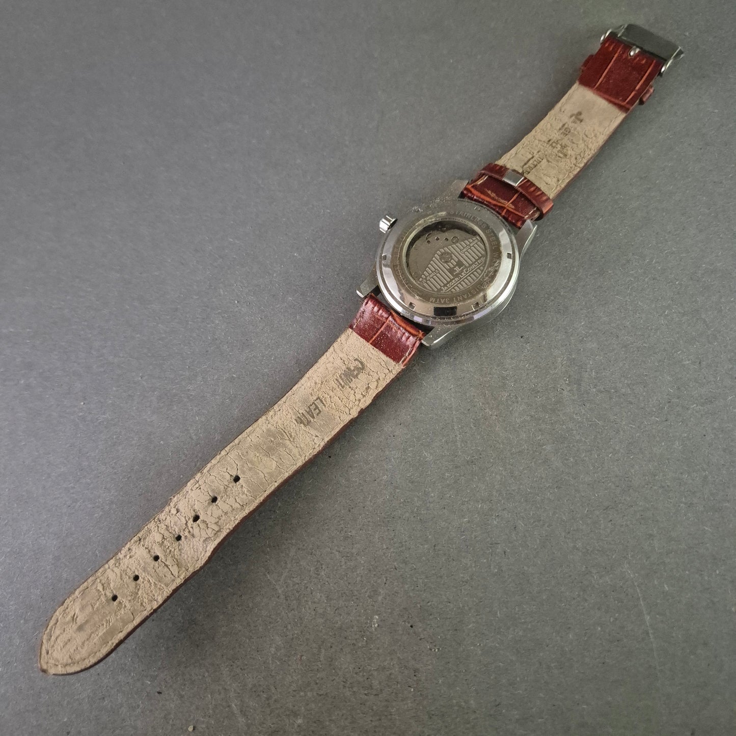 Modeuhr im Stil von Jaeger-LeCoultre – Scheinchronograph mit Lederoptik