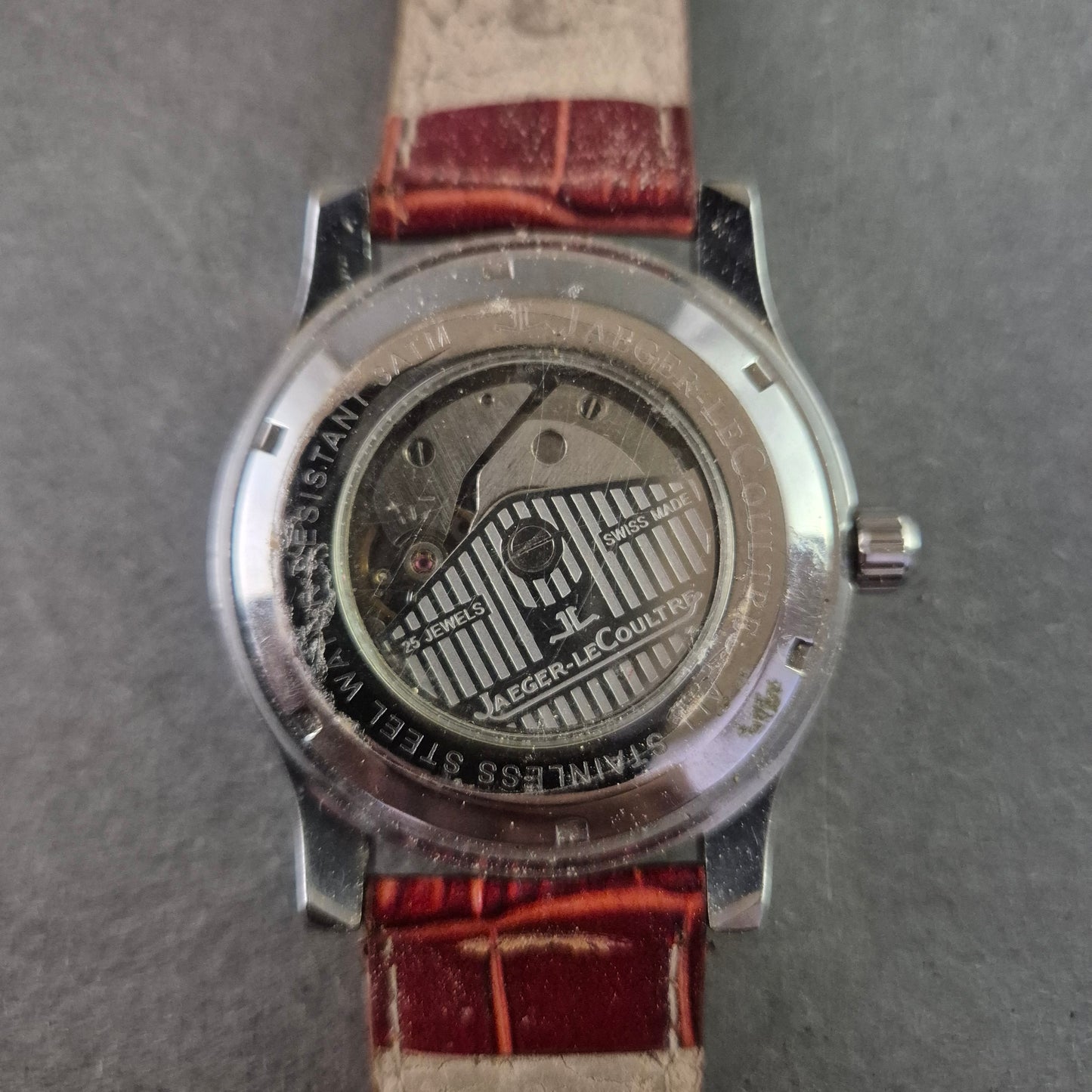 Modeuhr im Stil von Jaeger-LeCoultre – Scheinchronograph mit Lederoptik