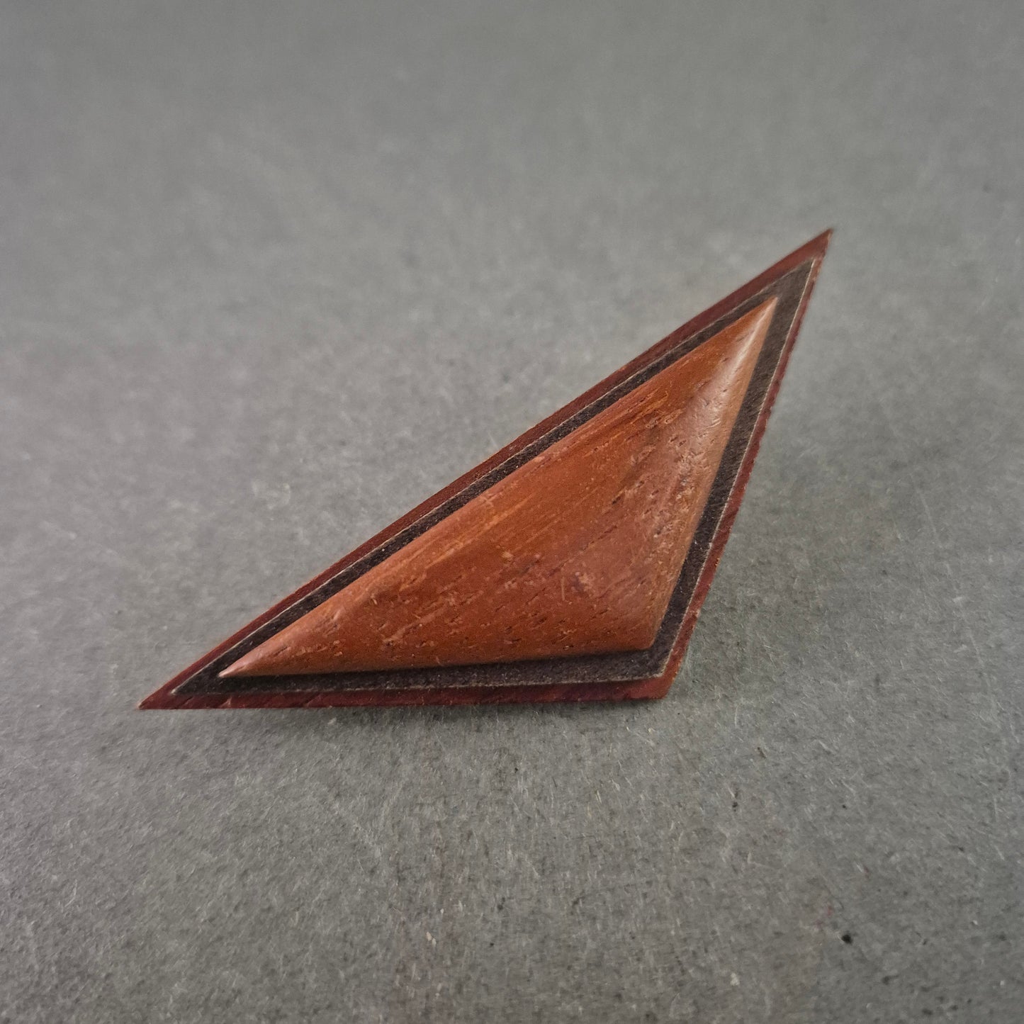 Handgefertigte Holz-Brosche im geometrischen Design – 80er Jahre Stil