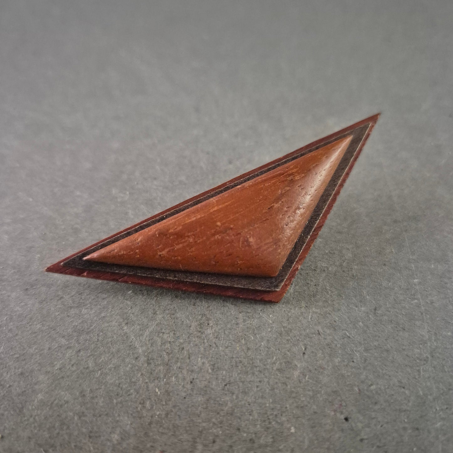 Handgefertigte Holz-Brosche im geometrischen Design – 80er Jahre Stil