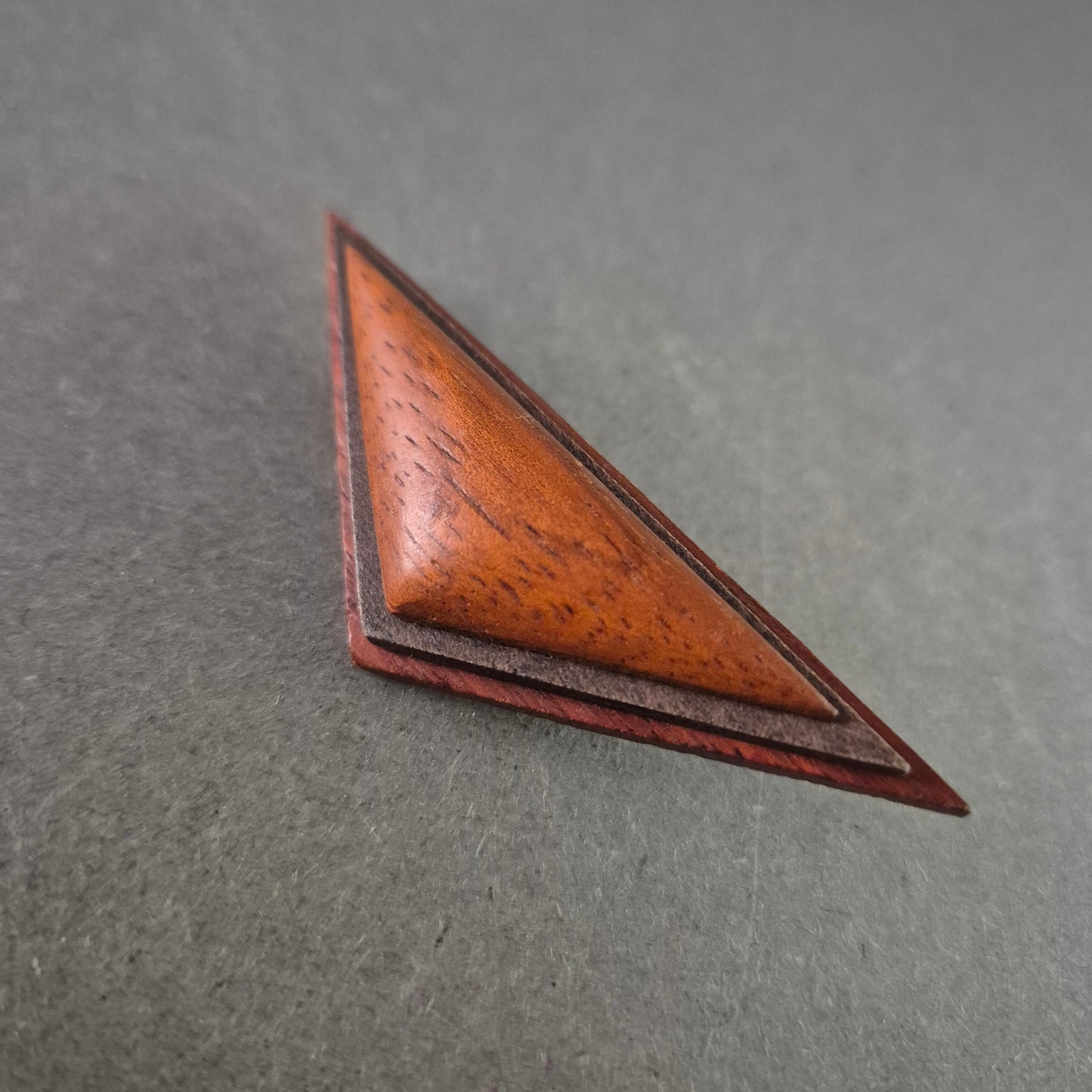 Handgefertigte Holz-Brosche im geometrischen Design – 80er Jahre Stil