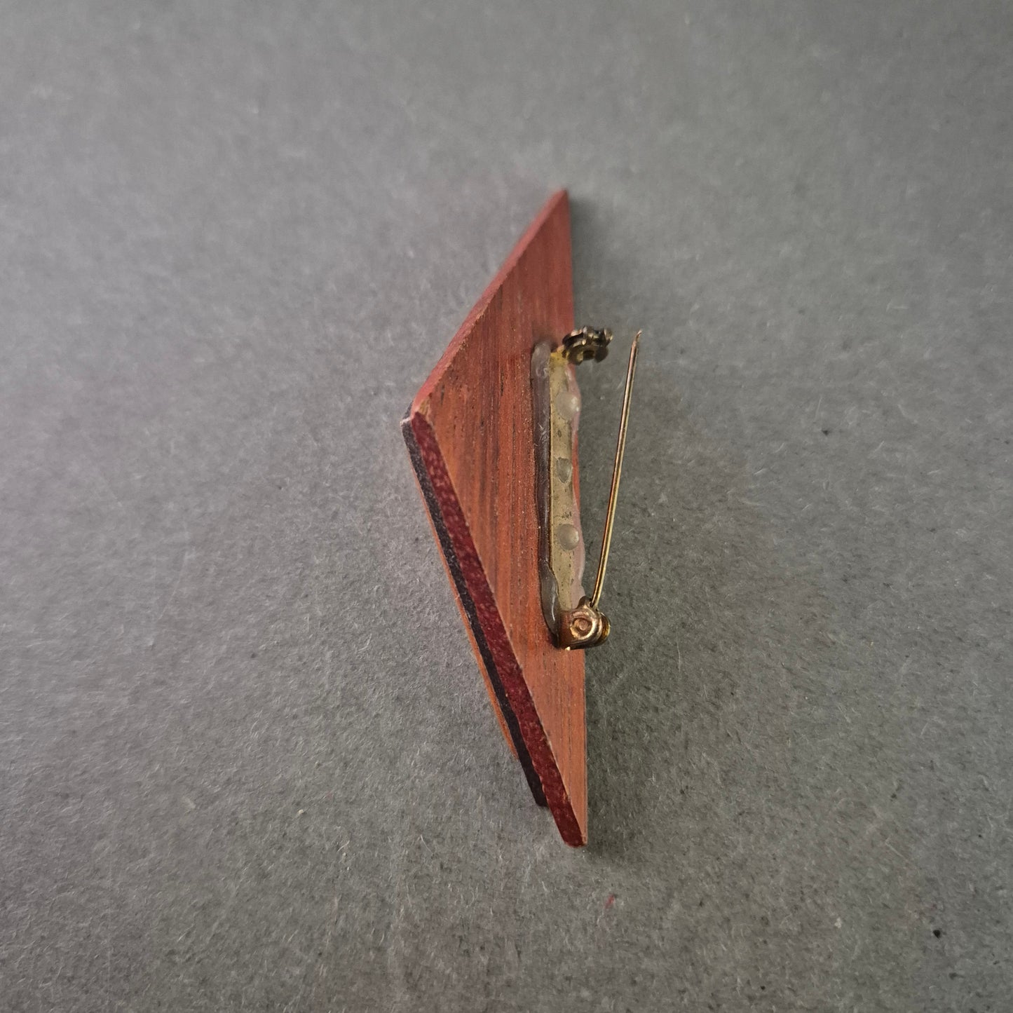Handgefertigte Holz-Brosche im geometrischen Design – 80er Jahre Stil
