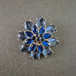 Blaue Blumenbrosche mit Strass – Funkelnder Vintage-Stil