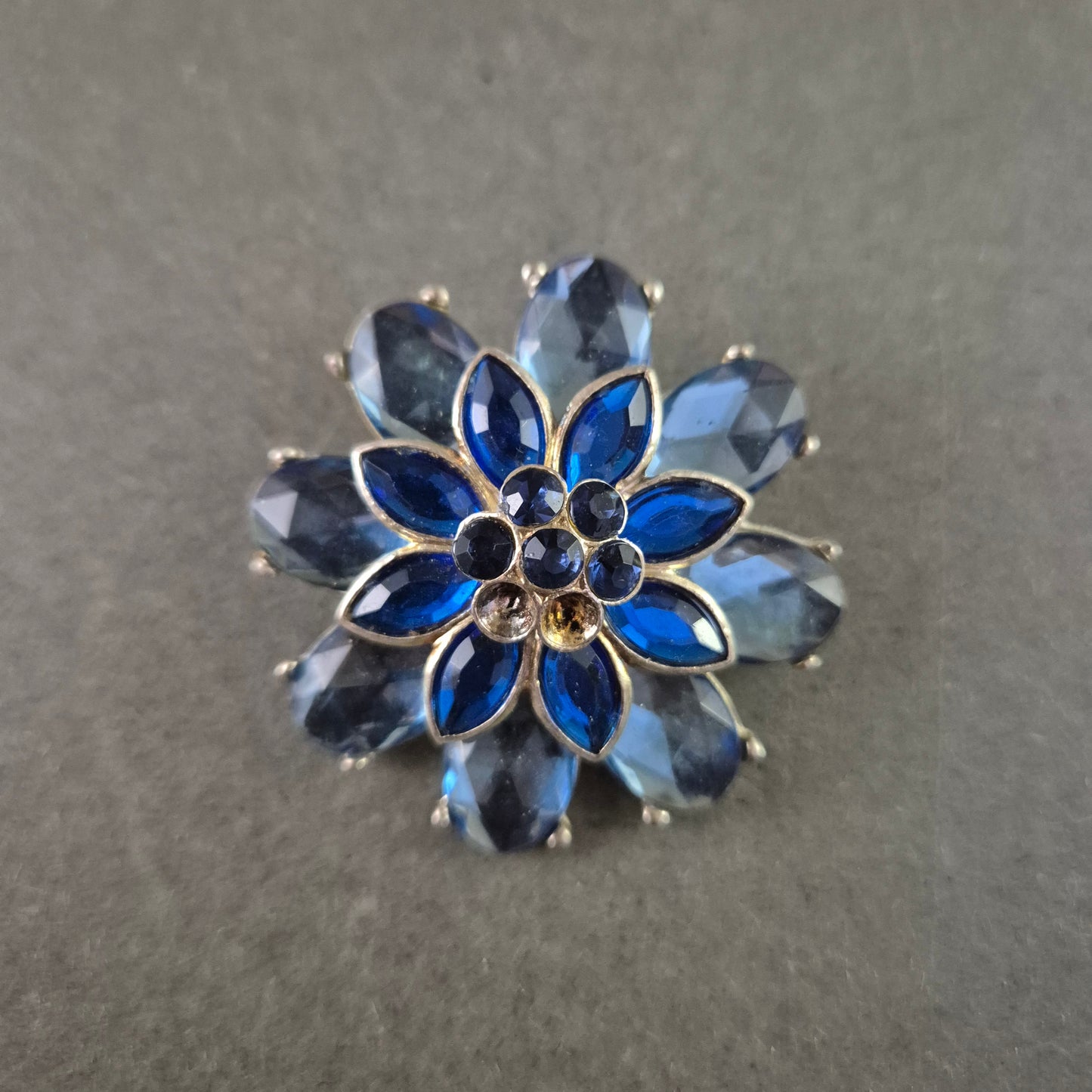 Blaue Blumenbrosche mit Strass – Funkelnder Vintage-Stil