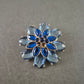 Blaue Blumenbrosche mit Strass – Funkelnder Vintage-Stil