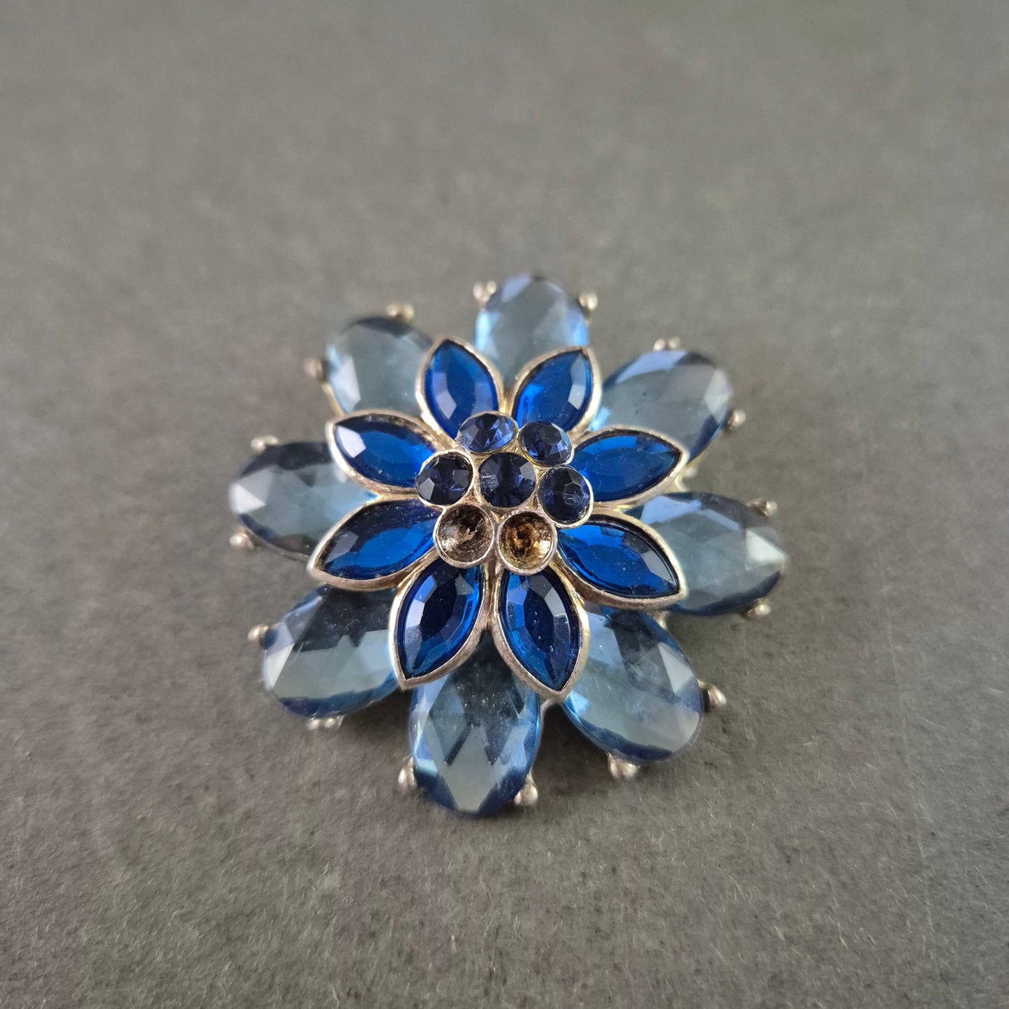 Blaue Blumenbrosche mit Strass – Funkelnder Vintage-Stil