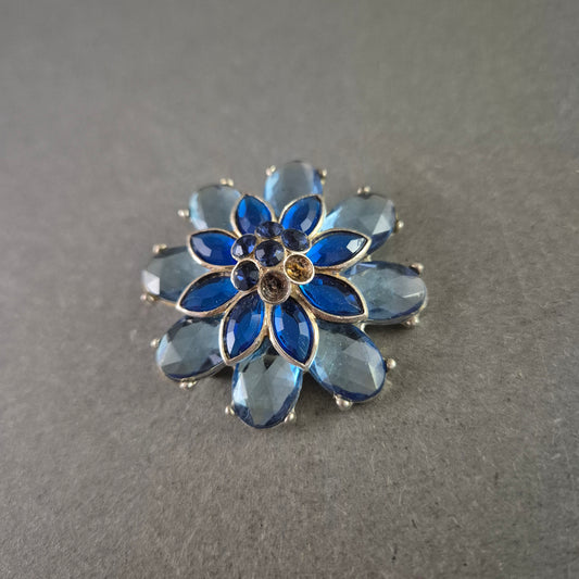 Blaue Blumenbrosche mit Strass – Funkelnder Vintage-Stil