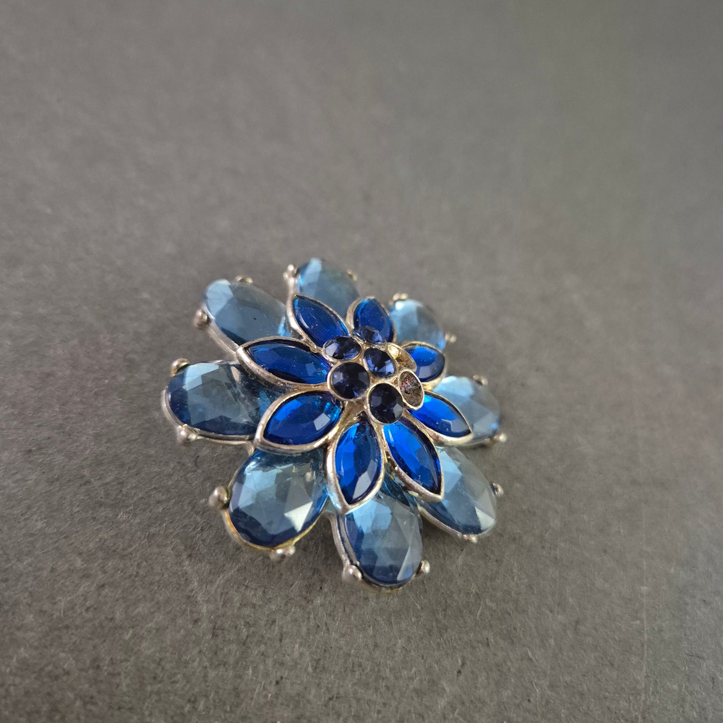 Blaue Blumenbrosche mit Strass – Funkelnder Vintage-Stil