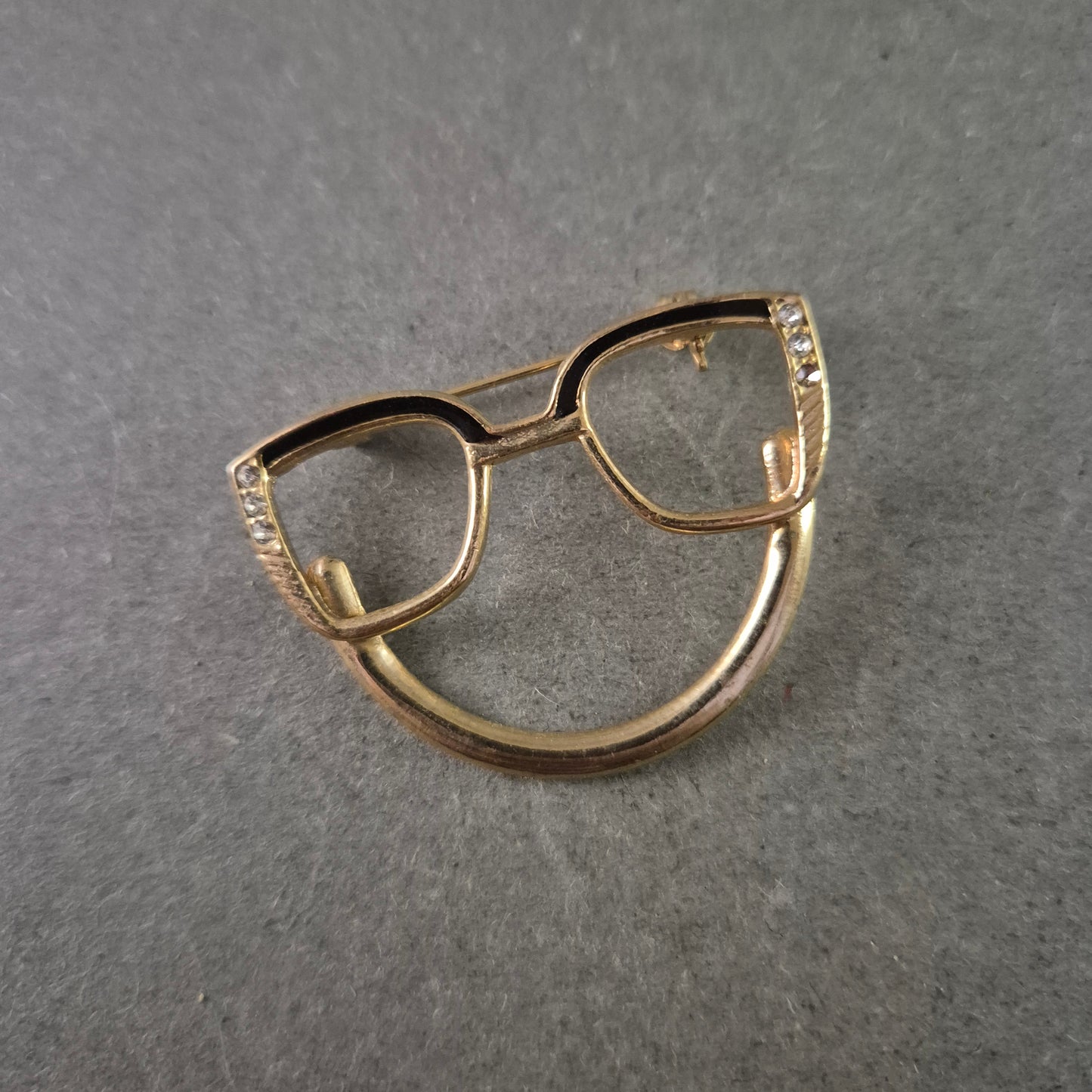 Humorvolle Brillen-Brosche in Goldoptik mit Strassdetails