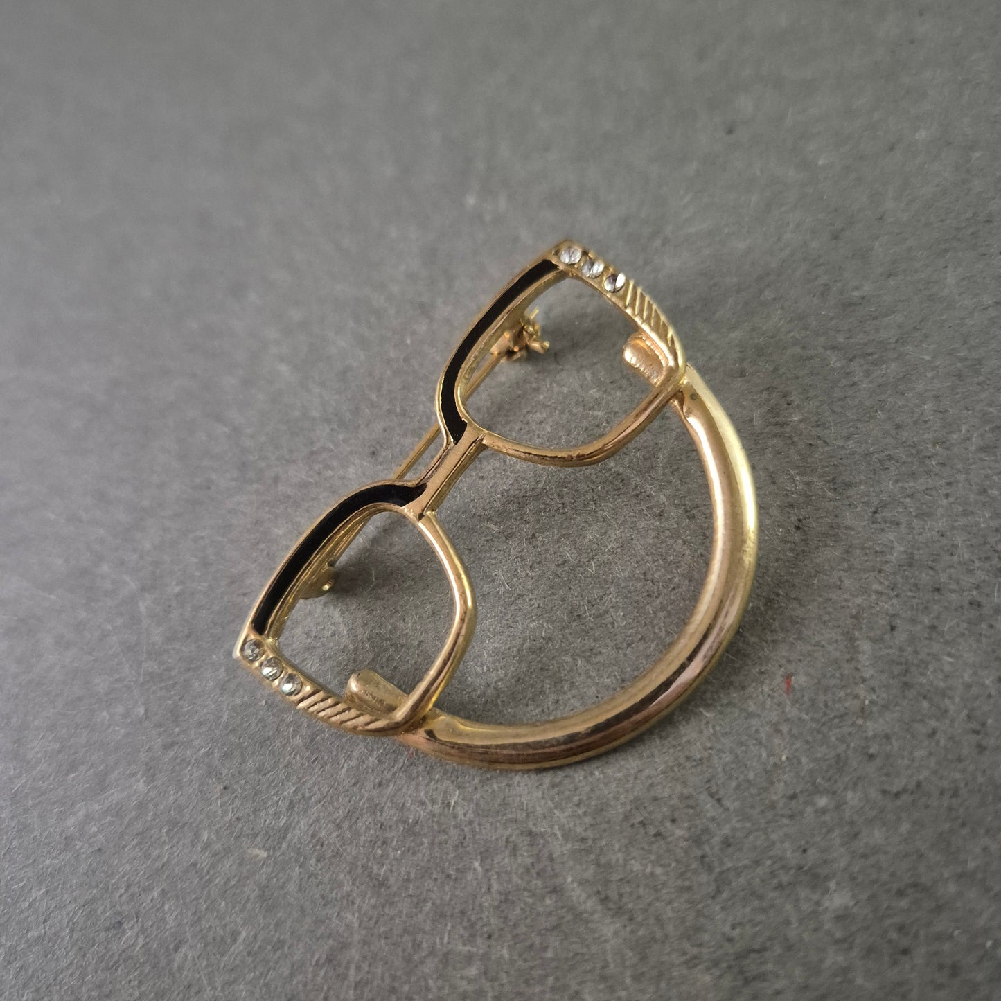 Humorvolle Brillen-Brosche in Goldoptik mit Strassdetails