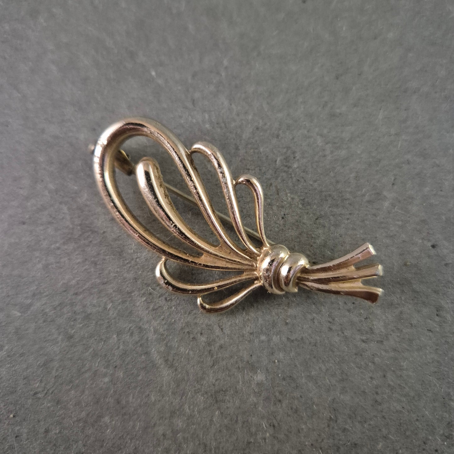 Vintage Schleifen-Brosche in Goldoptik – Filigraner Klassiker