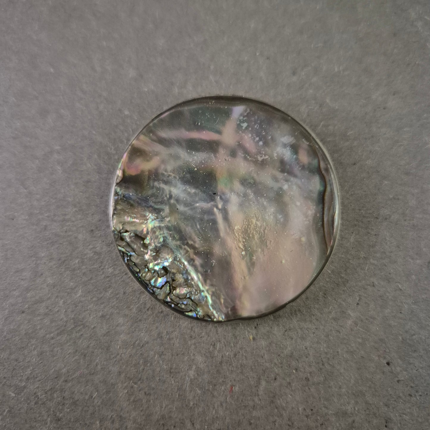 Runde Vintage-Brosche mit Perlmutt-Optik – Abalone Design