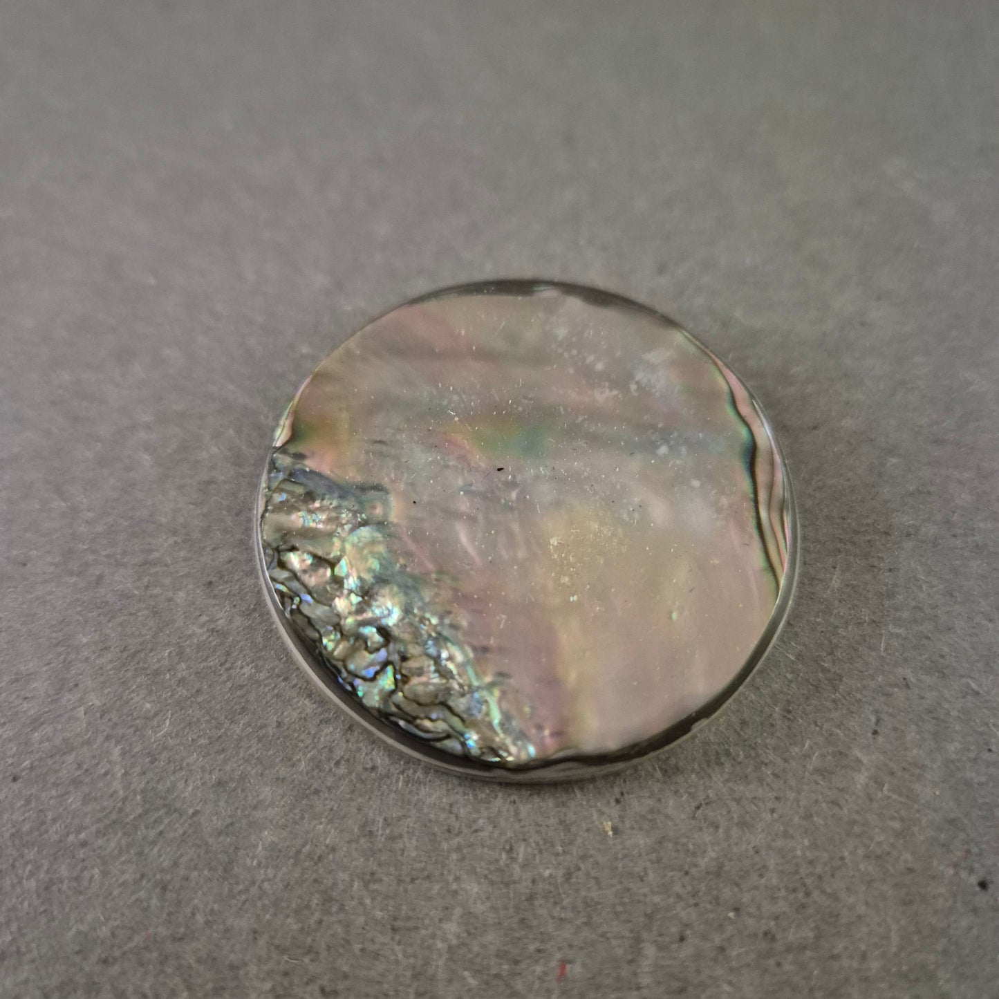 Runde Vintage-Brosche mit Perlmutt-Optik – Abalone Design