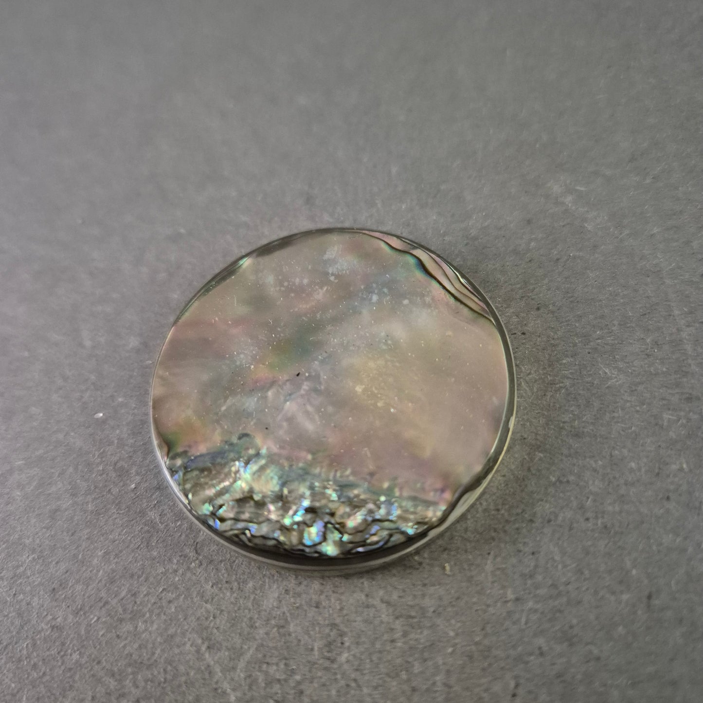 Runde Vintage-Brosche mit Perlmutt-Optik – Abalone Design