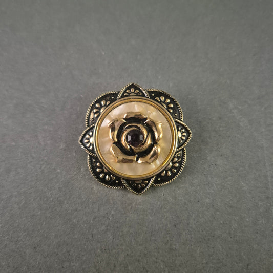 Dekorative Anstecknadel im floralen Design – Vintage-Optik mit Glanzeffekt