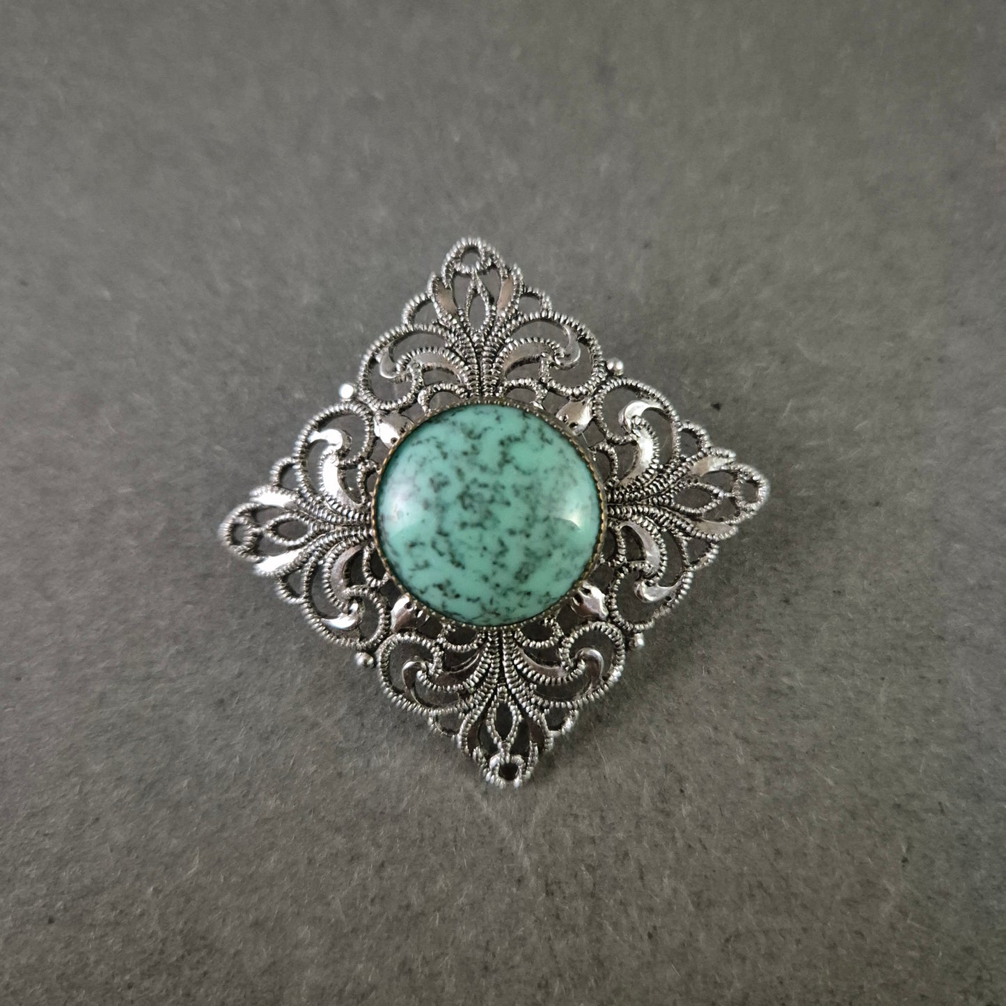 Vintage Anstecknadel mit türkisfarbener Mitte im filigranen Design