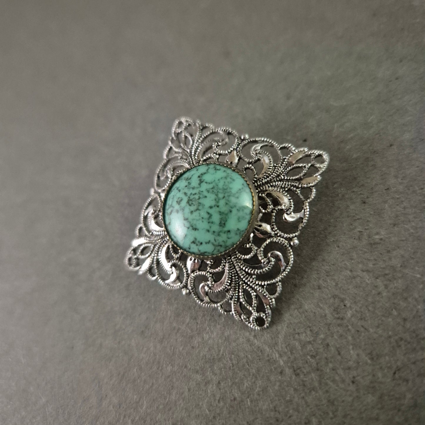 Vintage Anstecknadel mit türkisfarbener Mitte im filigranen Design
