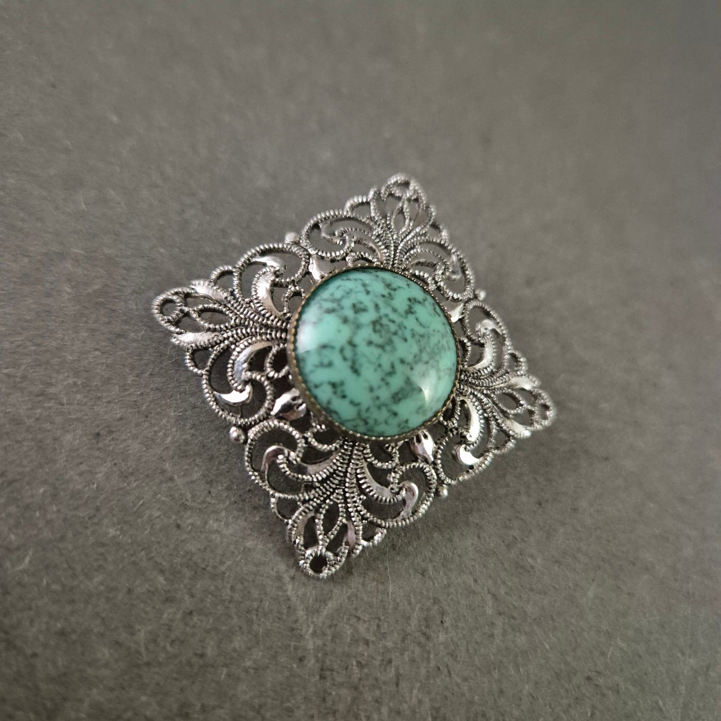 Vintage Anstecknadel mit türkisfarbener Mitte im filigranen Design