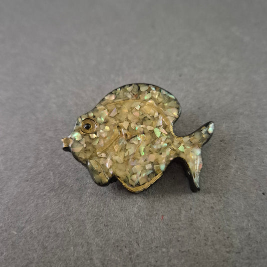 Vintage Fisch-Anstecknadel mit schimmernder Mosaikoptik