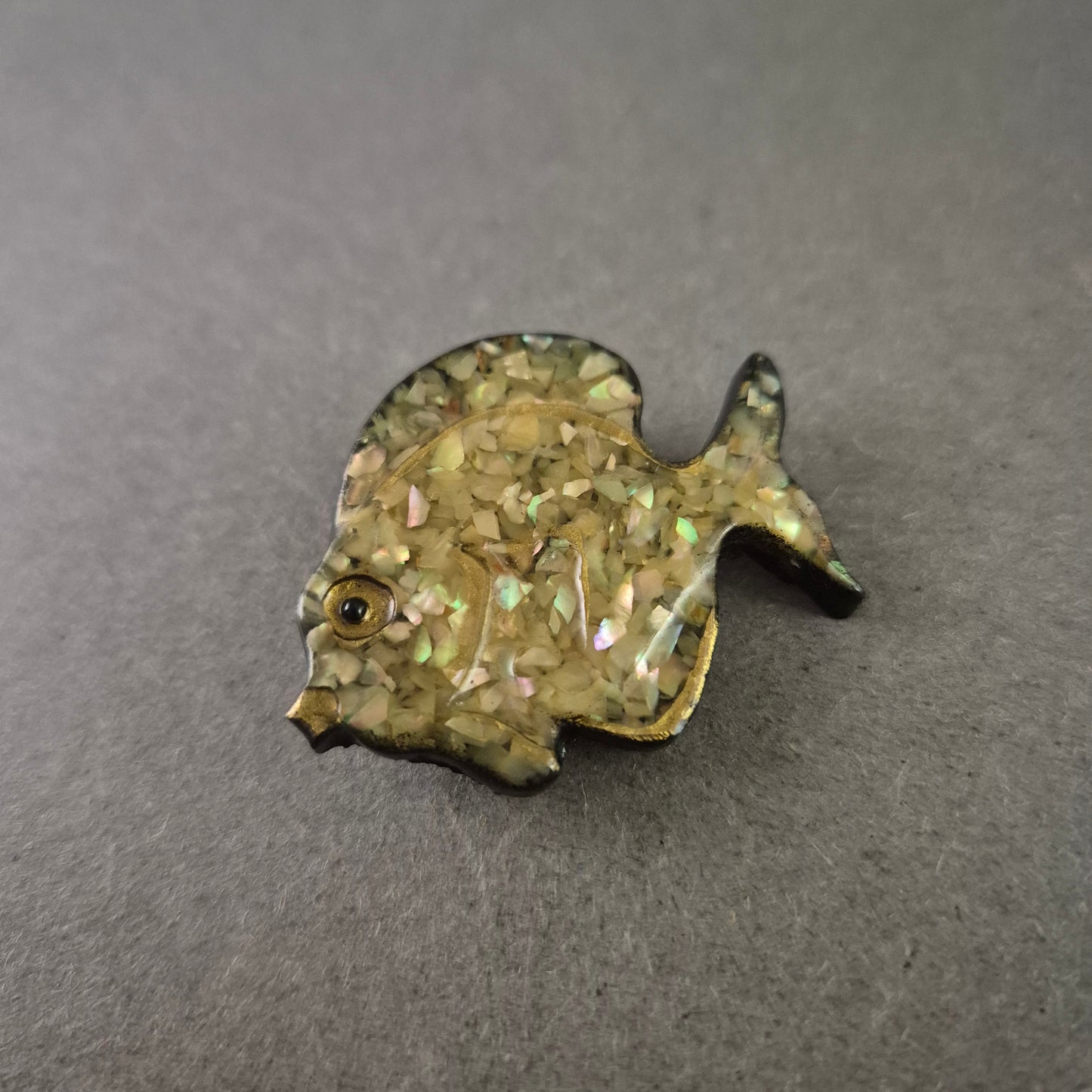 Vintage Fisch-Anstecknadel mit schimmernder Mosaikoptik