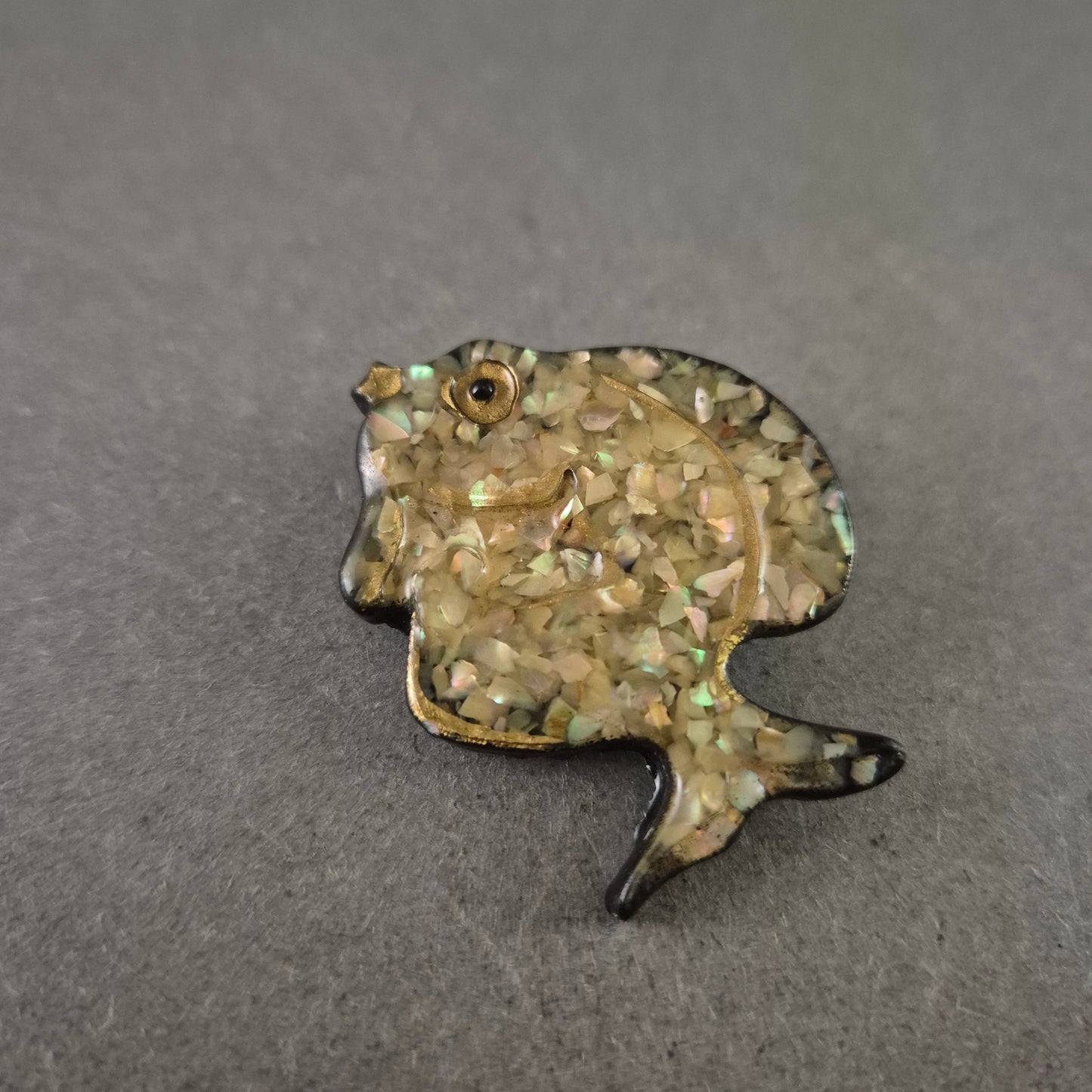 Vintage Fisch-Anstecknadel mit schimmernder Mosaikoptik