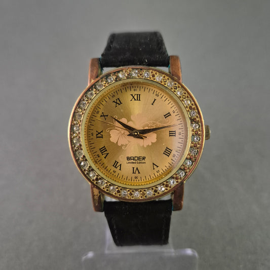 BADER Damenarmbanduhr – Vergoldeter Look mit Strass und Blumenmotiv