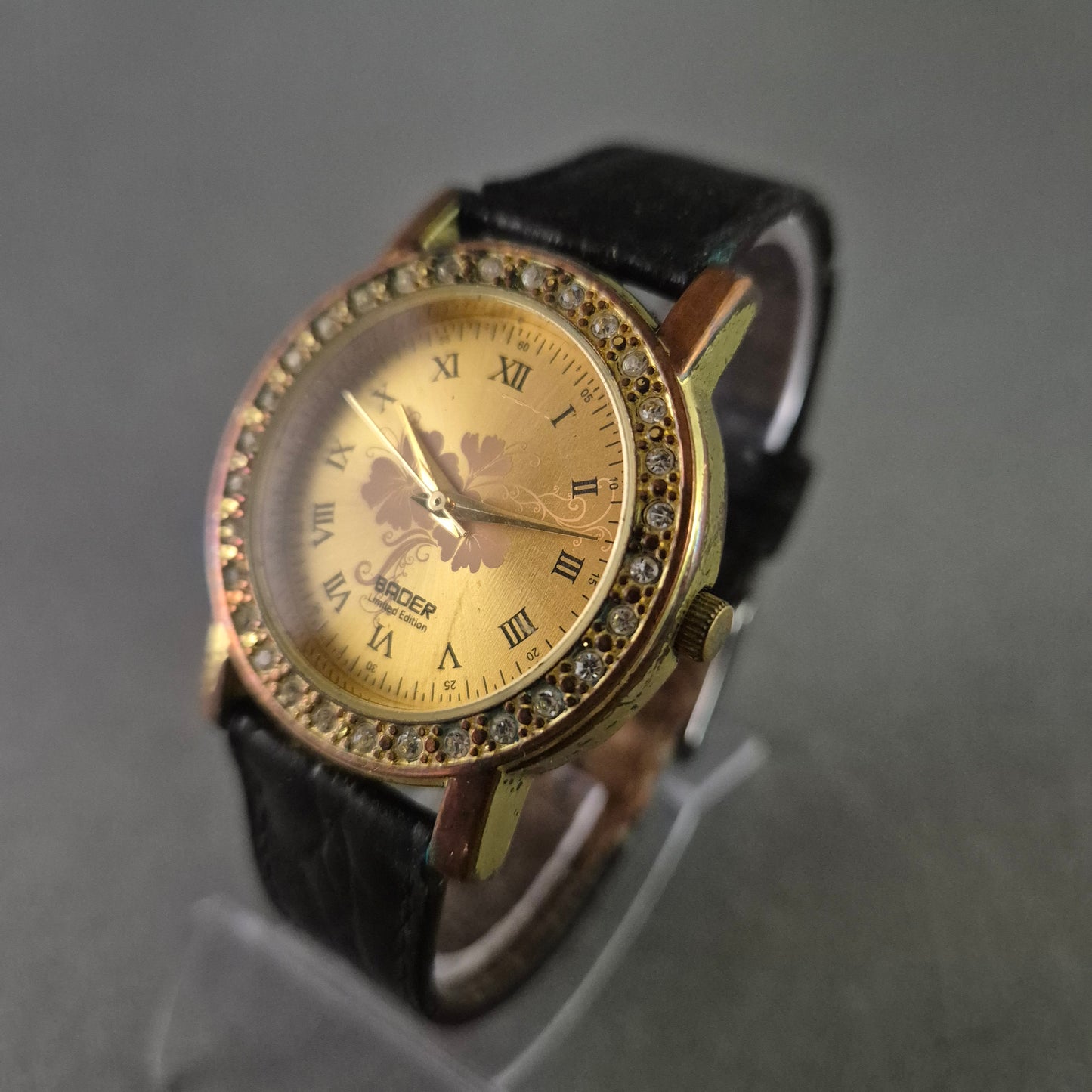 BADER Damenarmbanduhr – Vergoldeter Look mit Strass und Blumenmotiv