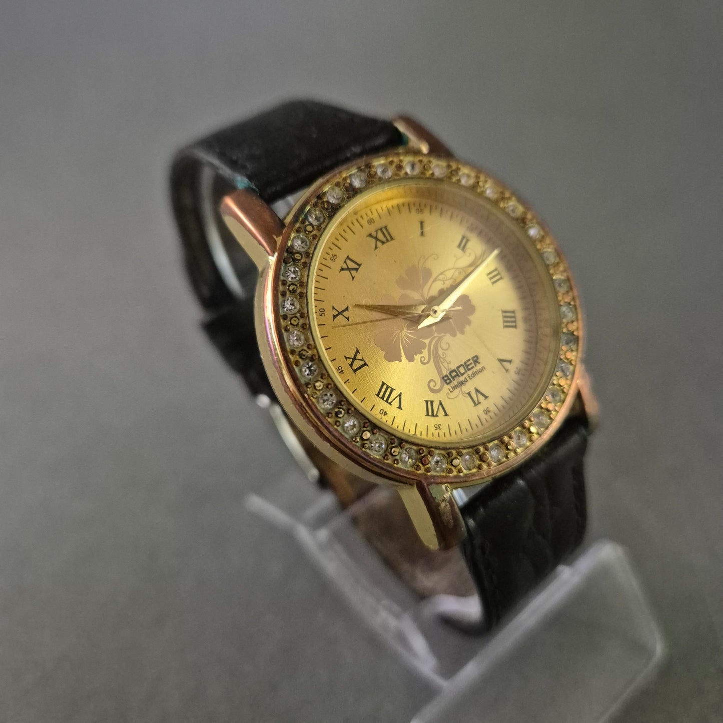 BADER Damenarmbanduhr – Vergoldeter Look mit Strass und Blumenmotiv