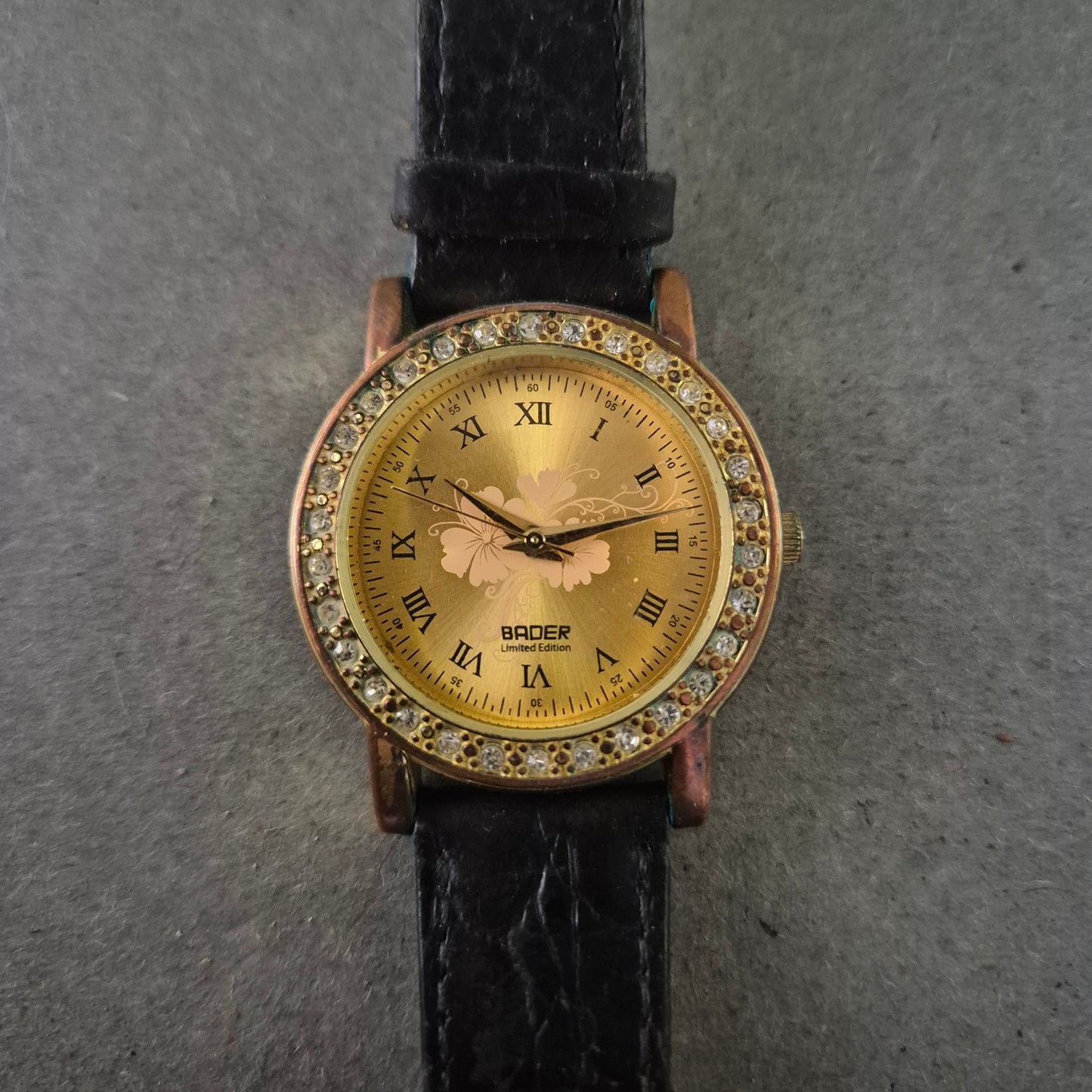 BADER Damenarmbanduhr – Vergoldeter Look mit Strass und Blumenmotiv
