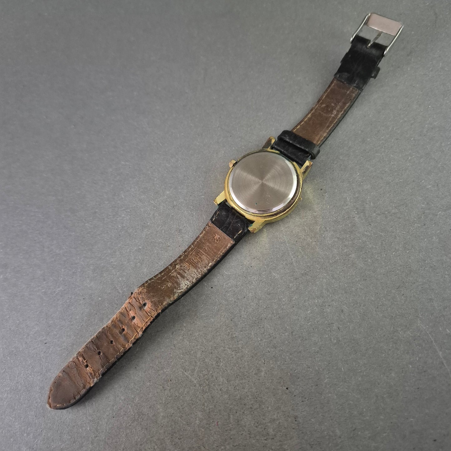 BADER Damenarmbanduhr – Vergoldeter Look mit Strass und Blumenmotiv