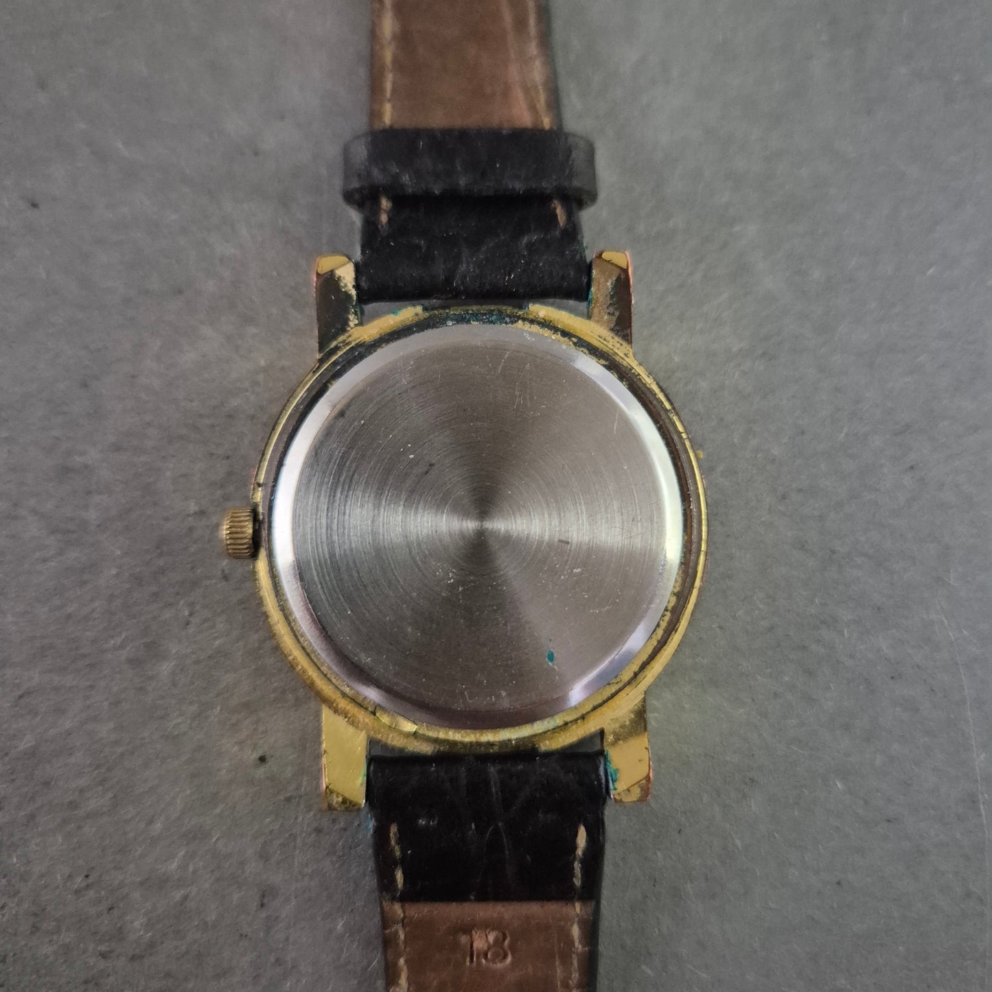 BADER Damenarmbanduhr – Vergoldeter Look mit Strass und Blumenmotiv