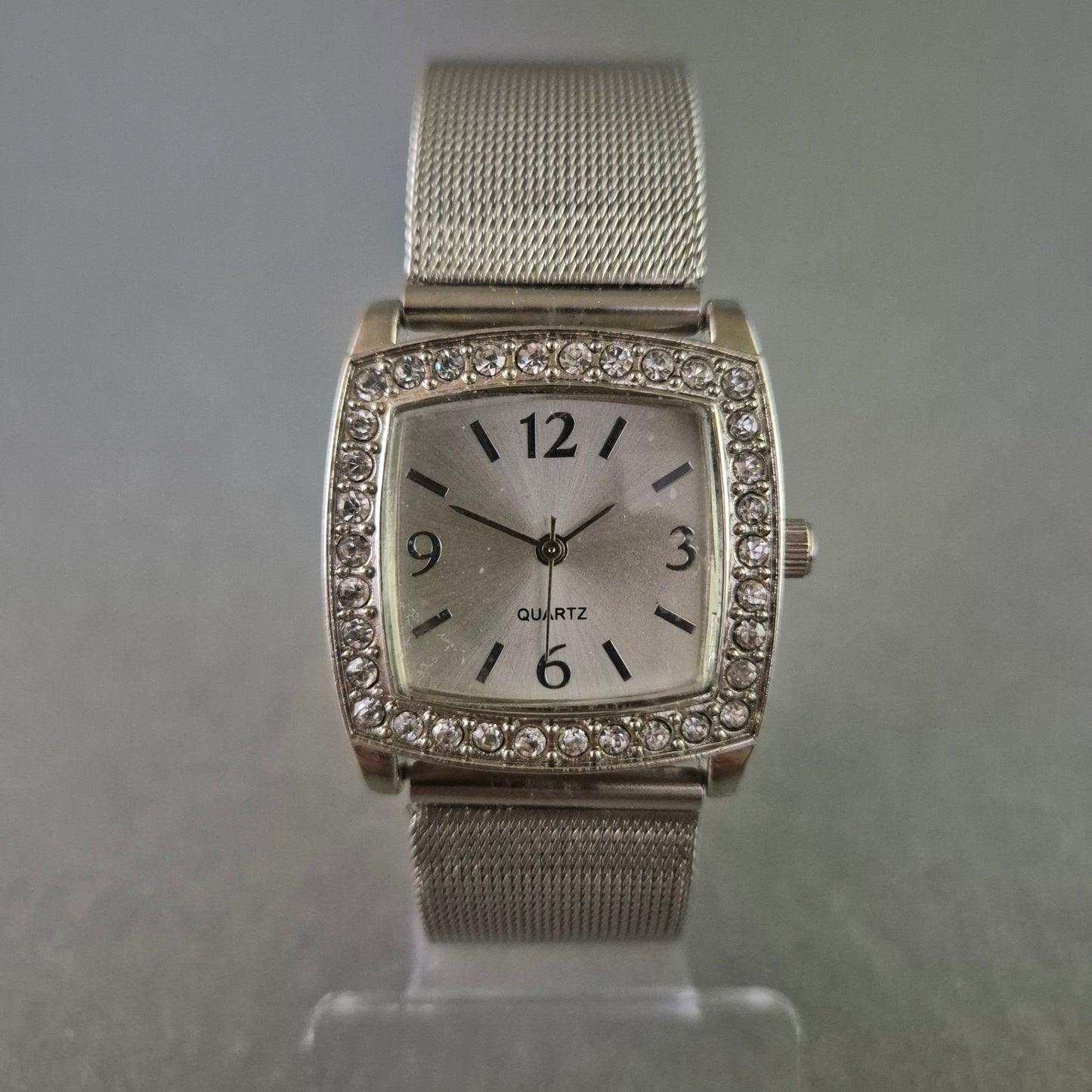 JG Damenarmbanduhr – Silbernes Meshband mit Strassrahmen