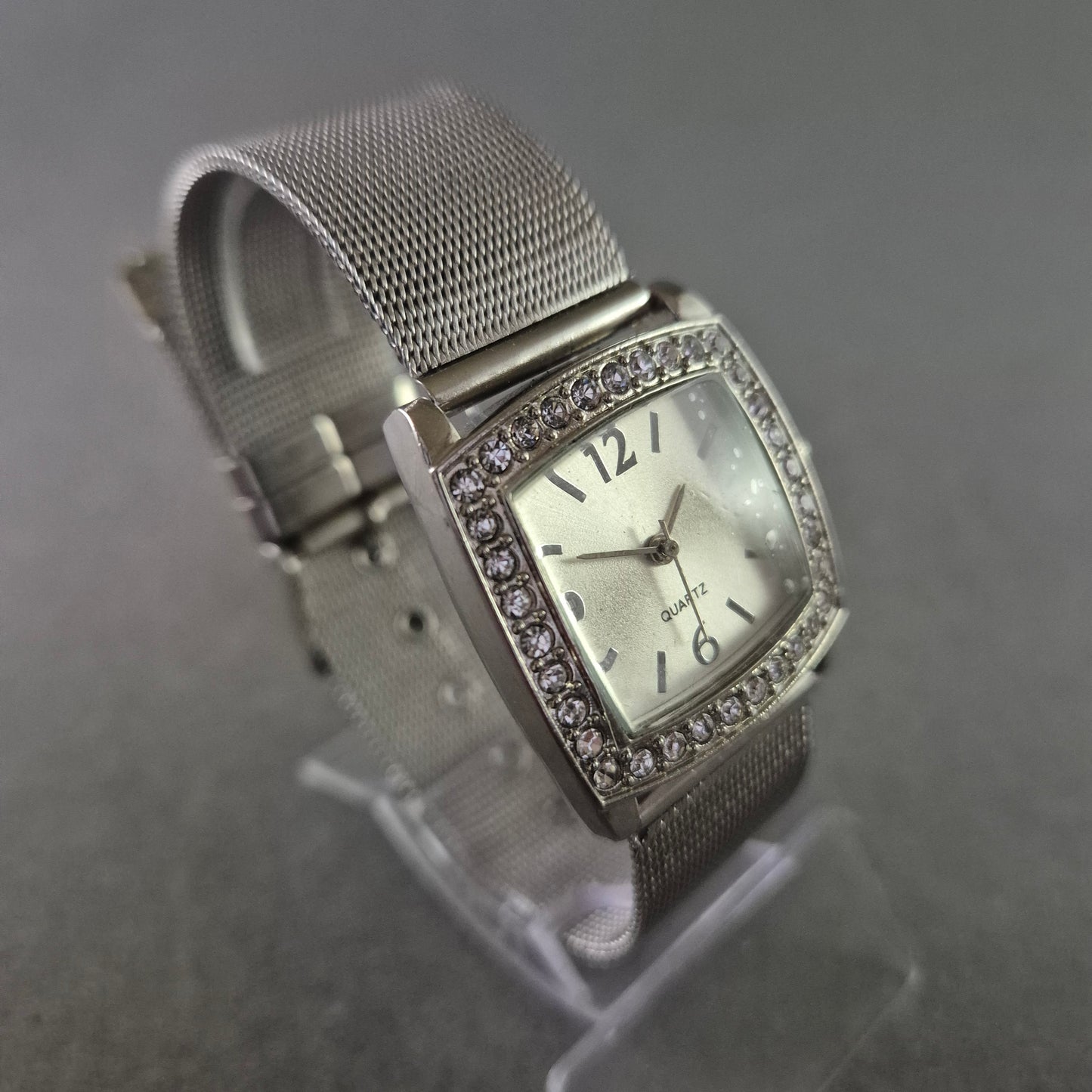 JG Damenarmbanduhr – Silbernes Meshband mit Strassrahmen