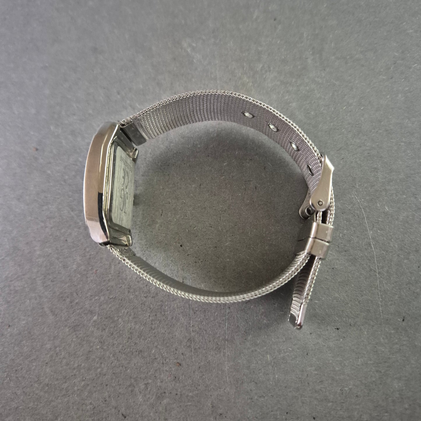 JG Damenarmbanduhr – Silbernes Meshband mit Strassrahmen