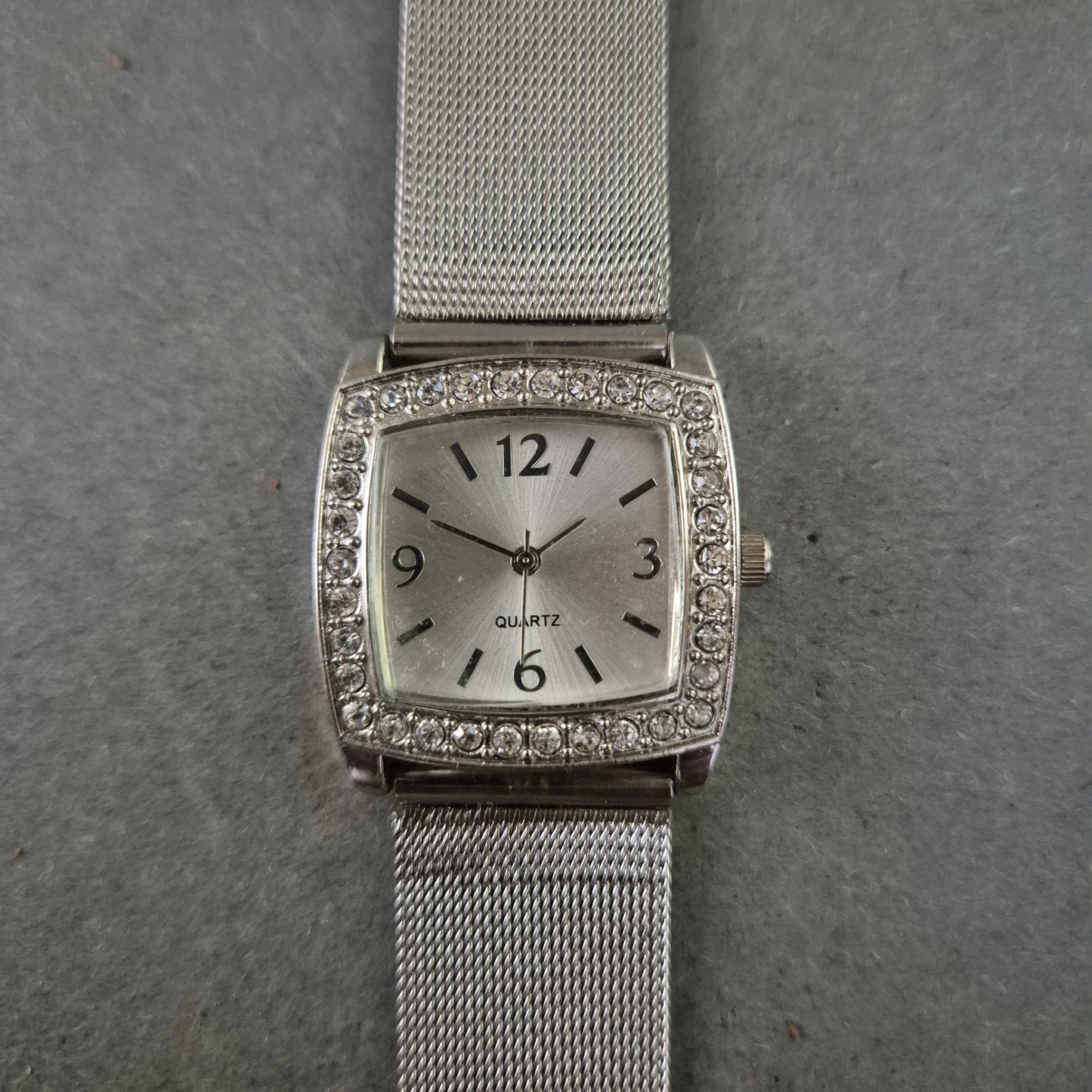 JG Damenarmbanduhr – Silbernes Meshband mit Strassrahmen