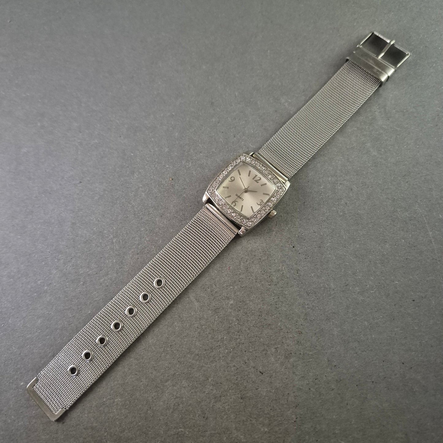 JG Damenarmbanduhr – Silbernes Meshband mit Strassrahmen