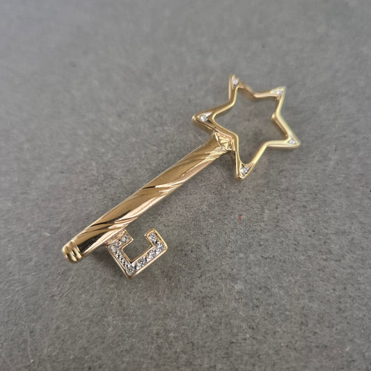 Verspielte Stern-Schlüssel-Brosche im Gold-Look mit Strass
