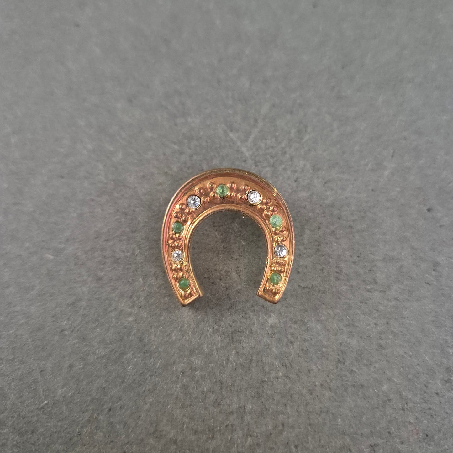 Vintage Glücksbrosche in Hufeisenform mit Strass und grünen Akzenten