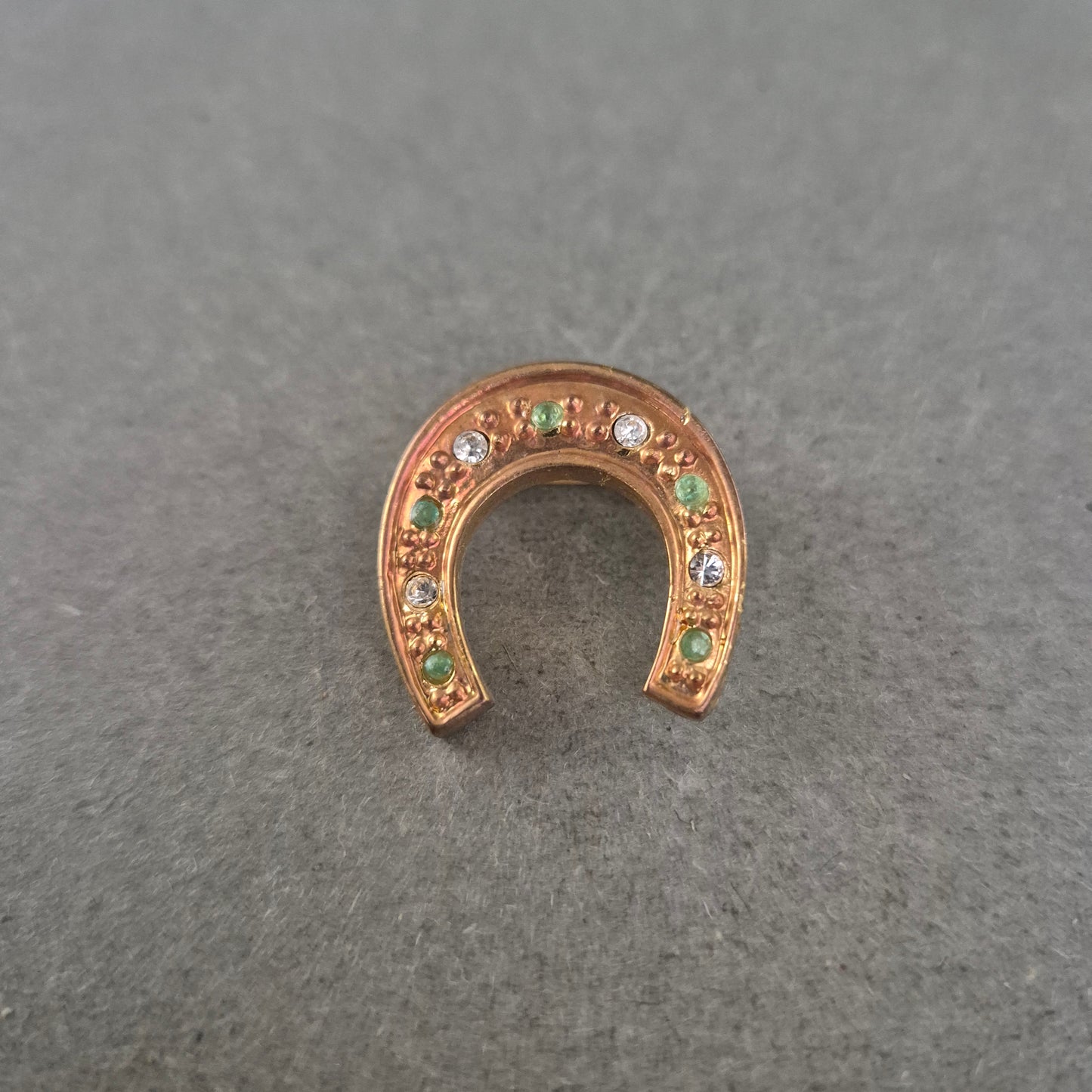 Vintage Glücksbrosche in Hufeisenform mit Strass und grünen Akzenten