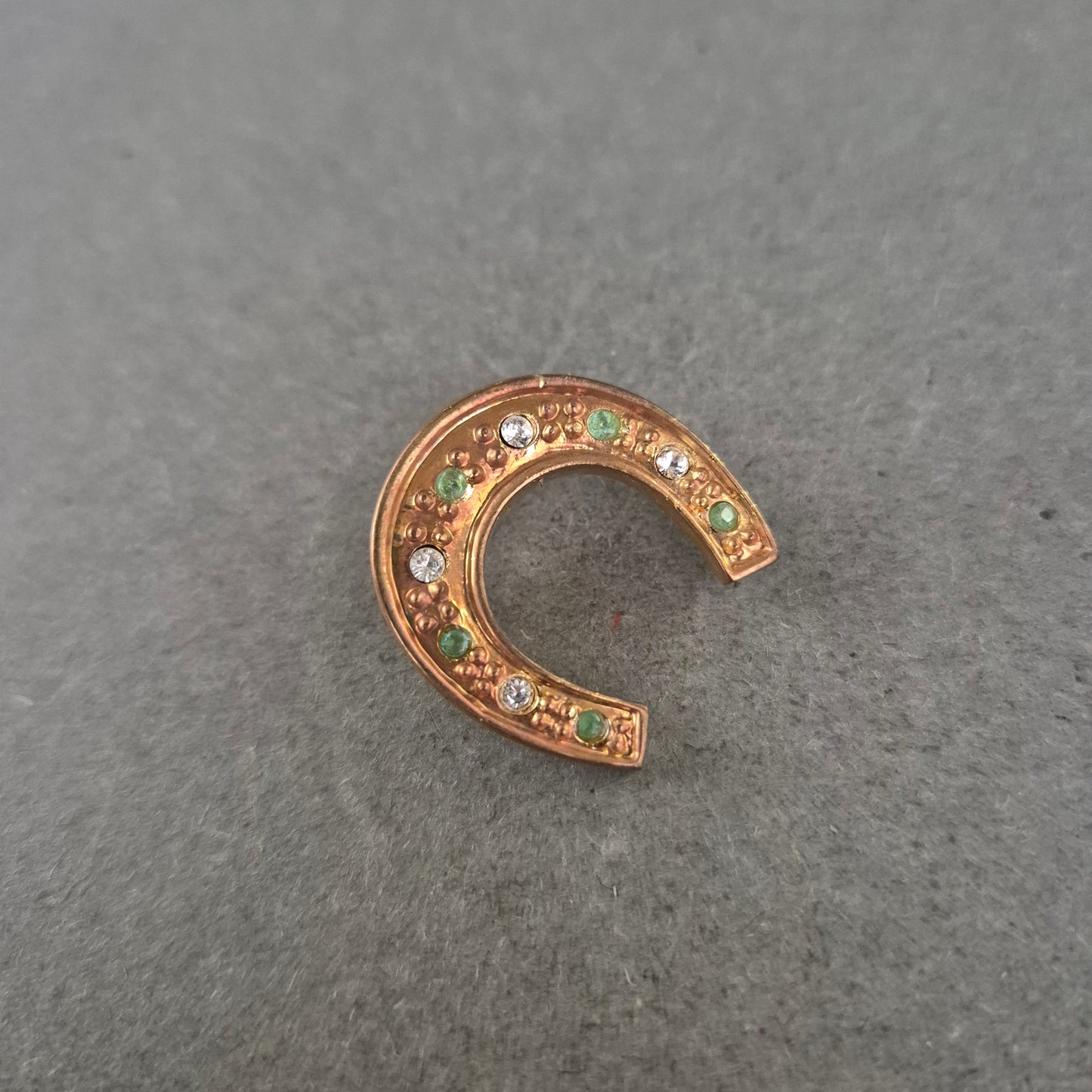 Vintage Glücksbrosche in Hufeisenform mit Strass und grünen Akzenten