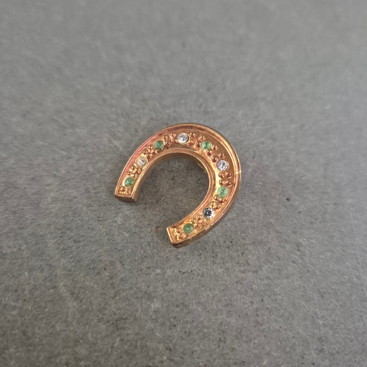 Vintage Glücksbrosche in Hufeisenform mit Strass und grünen Akzenten