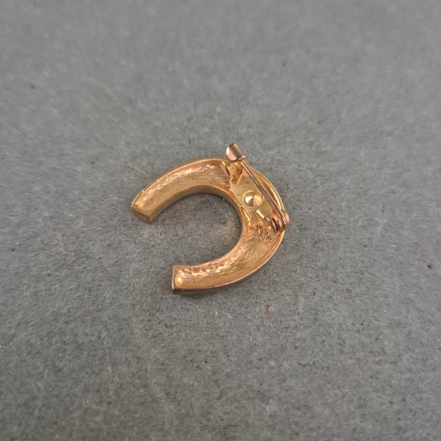 Vintage Glücksbrosche in Hufeisenform mit Strass und grünen Akzenten