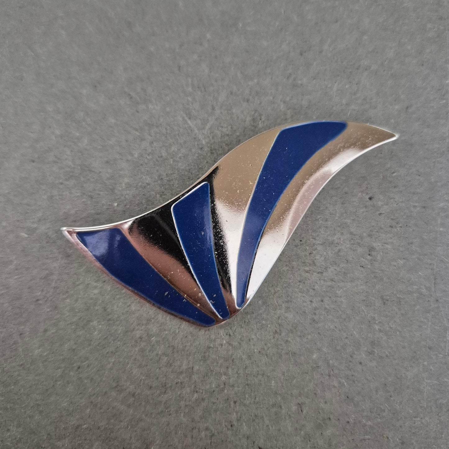 Stilvolle Damenbrosche mit blau-silbernem Art-Déco-Design