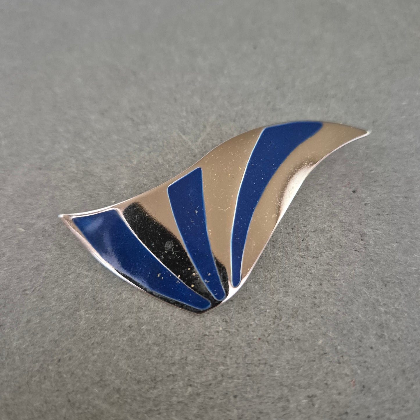 Stilvolle Damenbrosche mit blau-silbernem Art-Déco-Design