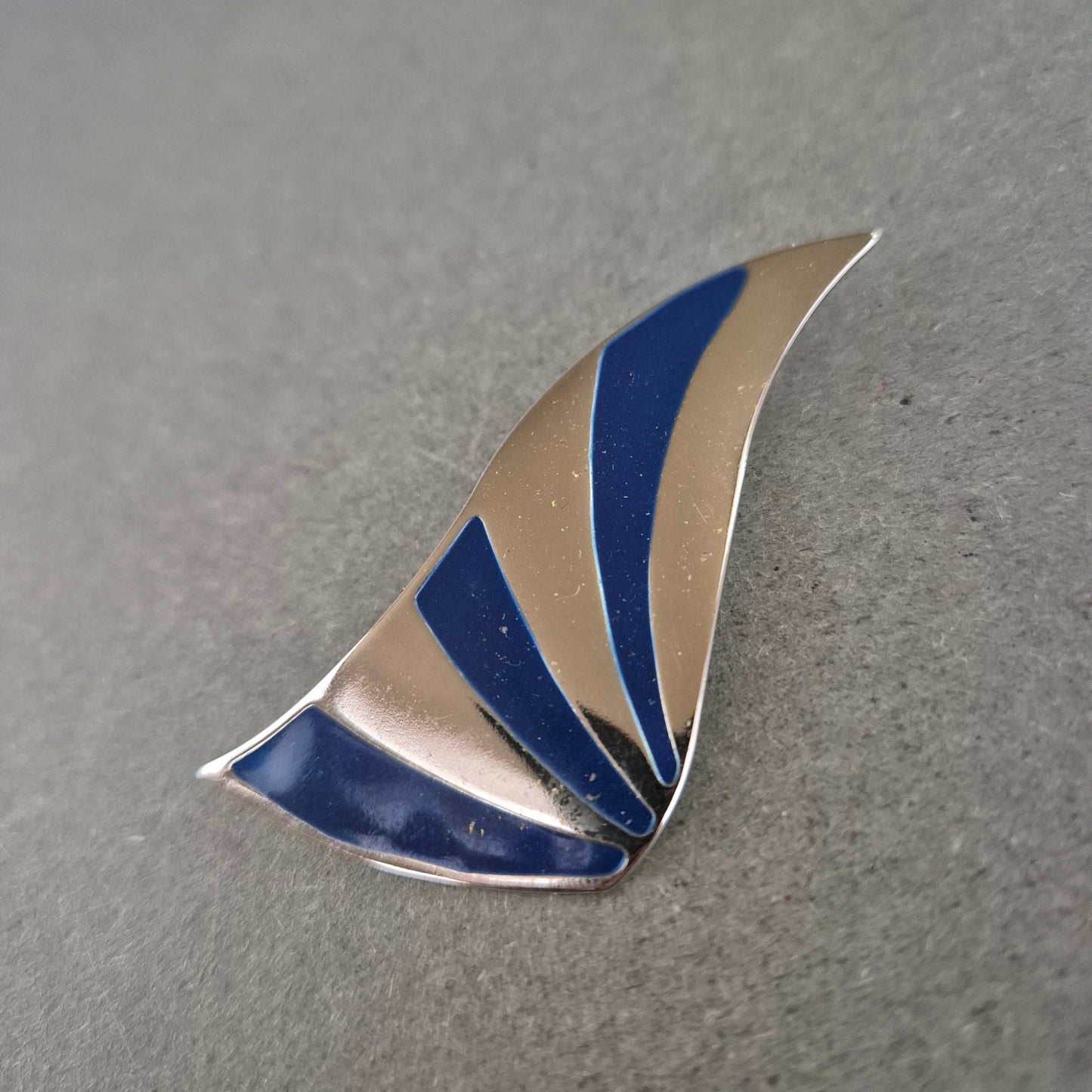 Stilvolle Damenbrosche mit blau-silbernem Art-Déco-Design