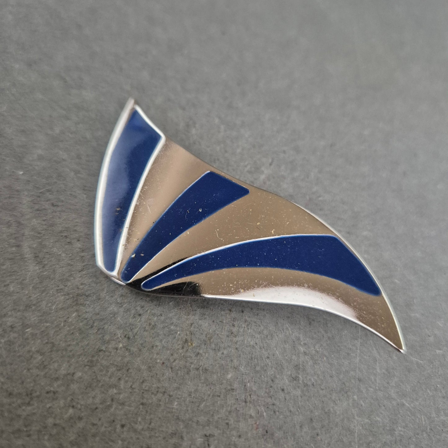 Stilvolle Damenbrosche mit blau-silbernem Art-Déco-Design