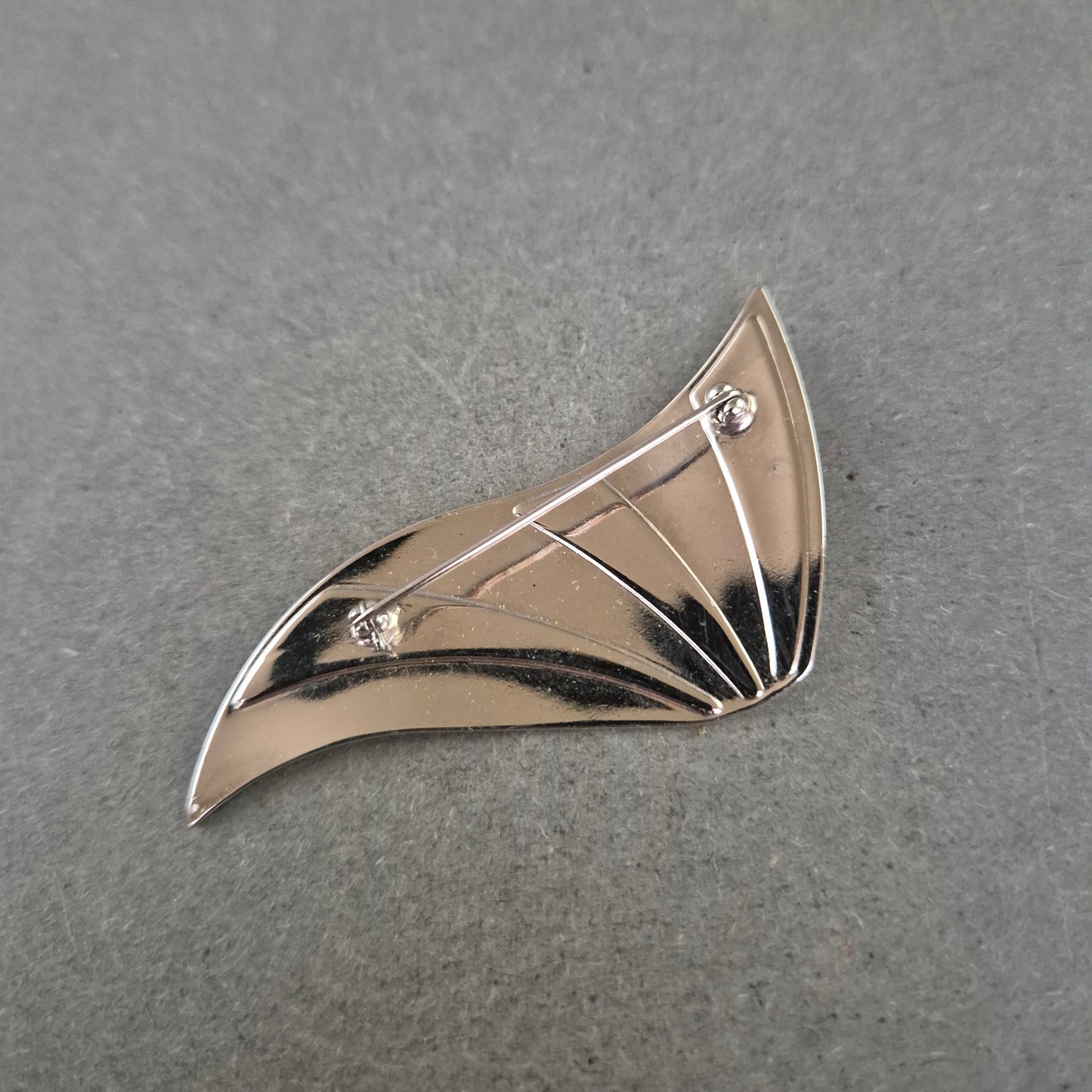 Stilvolle Damenbrosche mit blau-silbernem Art-Déco-Design