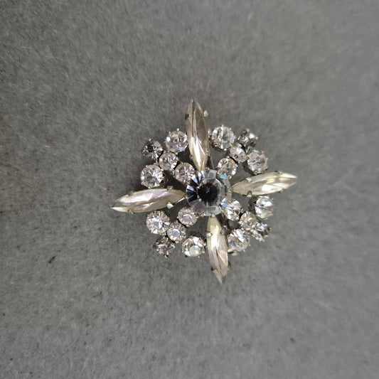 Strassbrosche im Schneeflockenstil – Glänzender Vintage-Klassiker