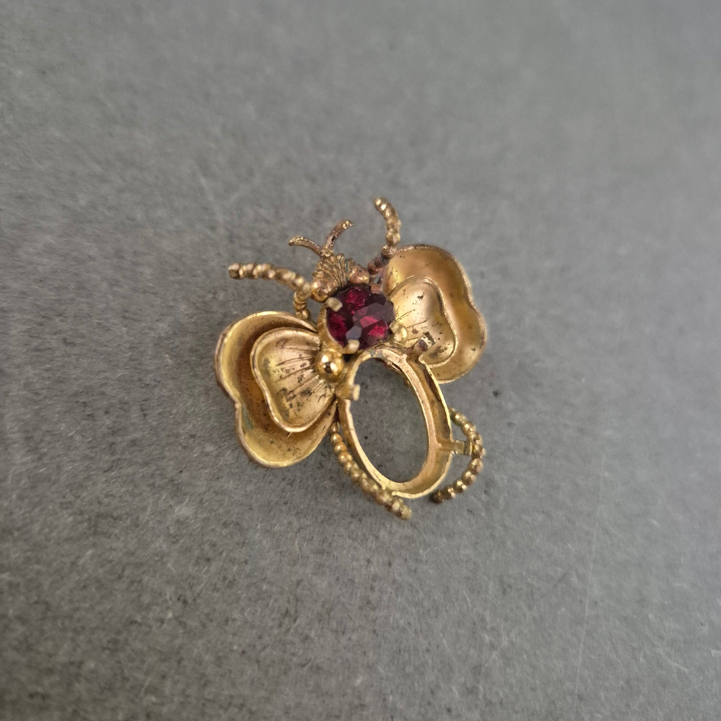 Vergoldete Vintage-Brosche „Schmetterling“ mit rotem Strassstein